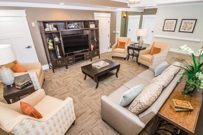 spring-arbor-of-bristol-lounge-area