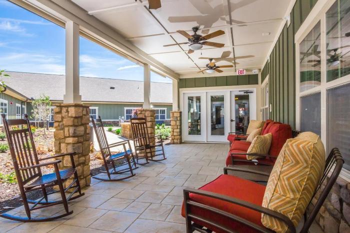 spring-arbor-of-bristol-outdoor-porch