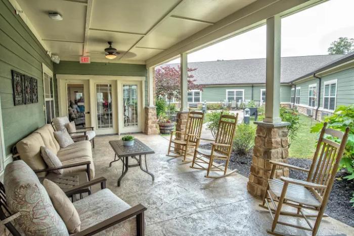 spring-arbor-of-sevierville-outdoor-porch-2 spring-arbor-of-sevierville-outdoor-porch-2