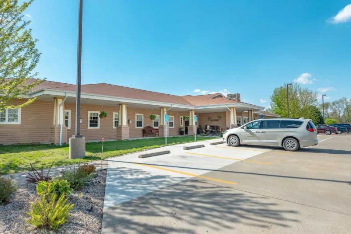 windsor-manor-grinnell-exterior