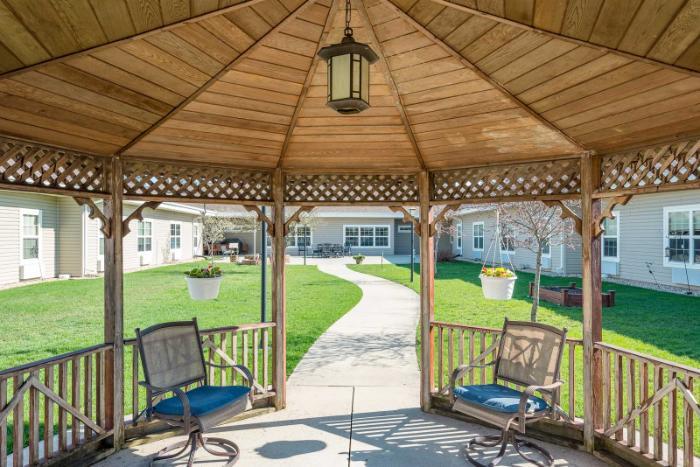 windsor-manor-webster-city-courtyard-3